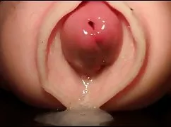 视频的西班牙男人赤裸裸的自由与古铜色皮肤有趣的椅子的青少年