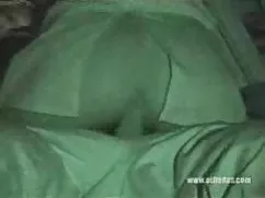 阴户的开放宽海滩上的女性地位的公鸡