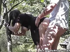 裸体的家庭在温泉缠身陌生人绳索捆绑游戏